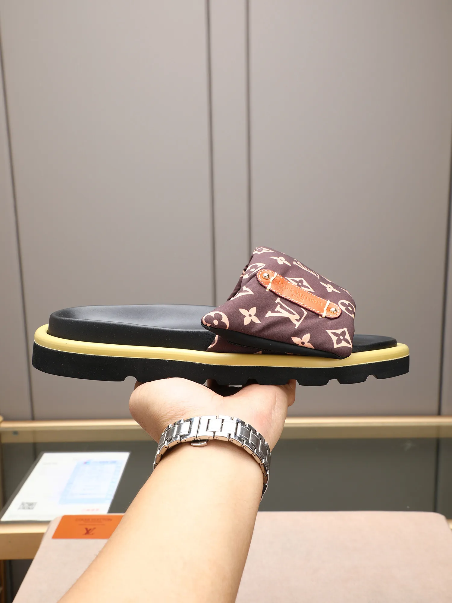PP360 [LOUIS VUITTON] Louis Vuitton, LV printing, men's and women's slippers are on the market. The drawer box packaging comes with a cloth bag and a card. The upper pattern looks very soft and waxy, and it is a super versatile leg slimming tool. Fabric: imported denim/canvas/old fabric, LV hardware LOGO, official website pattern printing, comfortable to wear, feet: high-elastic PU water table. Sole: foam sole, heel height: about 5cm. Code number: 35-46, 35, 45, 46 are custom-made and non-returnable. Color: multiple colors and styles available.